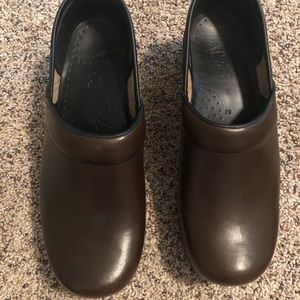 Women’s Dansko Brown Pull On Clogs